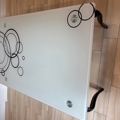 【中古】ニトリのガラステーブルの画像