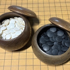 囲碁台と碁石の画像