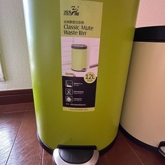 ペダル式ゴミ箱の画像