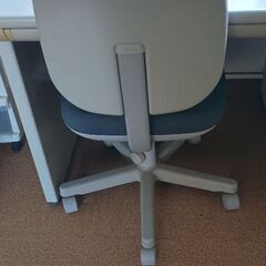 事務机、椅子キャスター付き　セットの画像