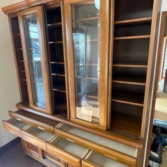 大型食器棚の画像