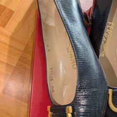 フェラガモ靴　女性用　濃紺色の画像