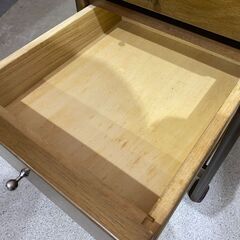 karimoku｜カリモク家具｜AT8550NW｜コンセント2口付｜ナイトテーブル｜サイドテーブルの画像
