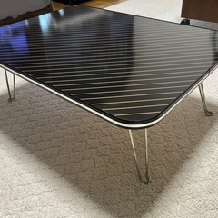 折りたたみテーブルの画像