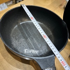 蓋が立つ大型フライパンの画像