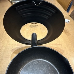 蓋が立つ大型フライパンの画像