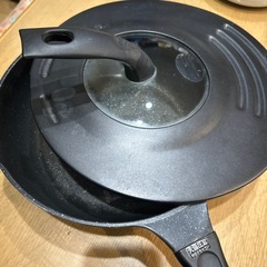 蓋が立つ大型フライパンの画像