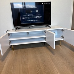 Hisense32型とLOWYAテレビボードの画像