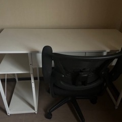 机とチェアーセットの画像