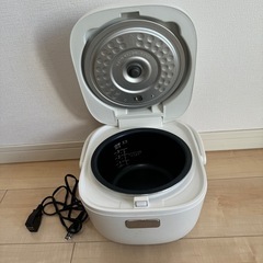 炊飯器と座椅子の画像