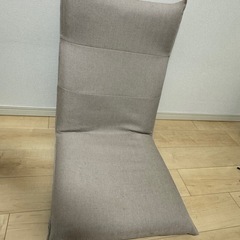 炊飯器と座椅子の画像