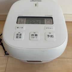 炊飯器と座椅子の画像