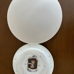 円形のホワイトシーリングライト(2個)、リモコン付きの画像