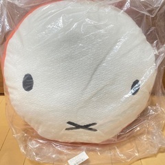 【新品未使用】ミッフィー 総柄　クッション 大きめの画像