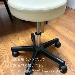 ネイルデスク、スタンドライト、丸椅子セットの画像