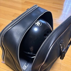 ボーリングの玉とバックの画像