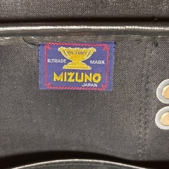 ボーリングの玉とバックの画像