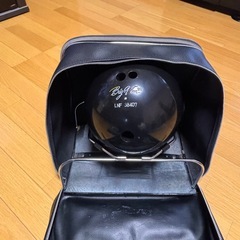 ボーリングの玉とバックの画像