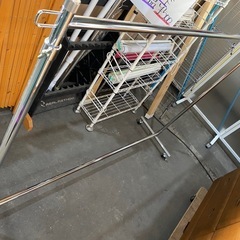 ⭐️本日営業中⭐️ハンガーラック入荷しました！¥1,200〜の画像