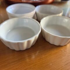 ケーキ用陶器４個　２０円の画像