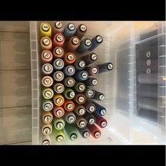 大量の刺繍糸の画像