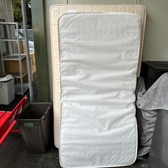 まだ使えるプラケースや折りたたみ机、鏡の画像