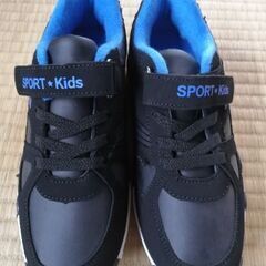 子供用スニーカー新品の画像