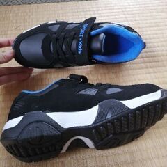 子供用スニーカー新品の画像