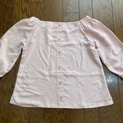 お花のボタン付きピンクのブラウス　Mサイズの画像
