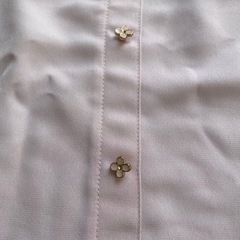 お花のボタン付きピンクのブラウス　Mサイズの画像