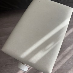 【芦屋市引取り希望】ピアノ椅子　白の画像