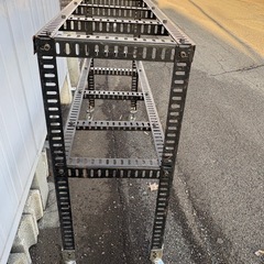 物置きの中に　
スチールラック　不用になったため　物置き整理　頑丈な移動可能棚　組み替え可能の画像