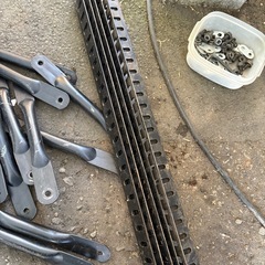 物置きの中に　
スチールラック　不用になったため　物置き整理　頑丈な移動可能棚　組み替え可能の画像