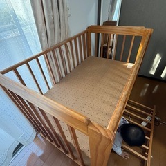【木製ベビーベッド】キャスター付き／高さ調整可／収納棚つきの画像