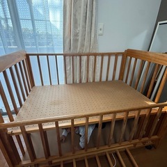 【木製ベビーベッド】キャスター付き／高さ調整可／収納棚つきの画像