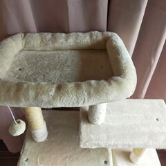 キャットタワー（3段、ボール・爪研ぎポール・隠れ家・ベッド付き）の画像