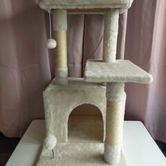 キャットタワー（3段、ボール・爪研ぎポール・隠れ家・ベッド付き）の画像