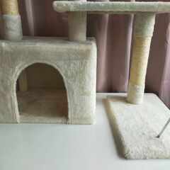 キャットタワー（3段、ボール・爪研ぎポール・隠れ家・ベッド付き）の画像