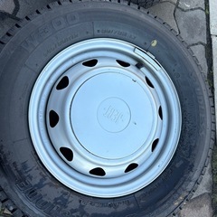 美品！スタッドレスタイヤ　145/80R12 ブリヂストン　W300 2023年製　バリ山　鉄ホイール付き　軽トラ　軽バン　の画像