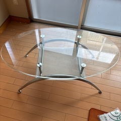 ガラス製ローテーブルの画像