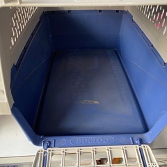 今日も元気に営業中‼️ ペットキャリー　※シール跡・1箇所割れ有りの画像