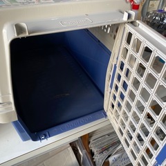 今日も元気に営業中‼️ ペットキャリー　※シール跡・1箇所割れ有りの画像