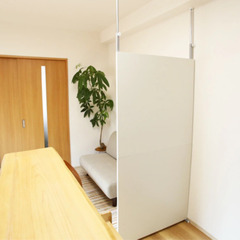 日本製のマガジンラックパーテーションの画像