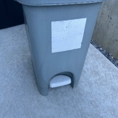 ペダルゴミ箱の画像