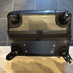スーツケース　タイヤのゴムが外れていますの画像