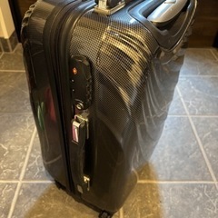 スーツケース　タイヤのゴムが外れていますの画像