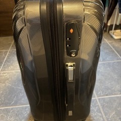 スーツケース　タイヤのゴムが外れていますの画像