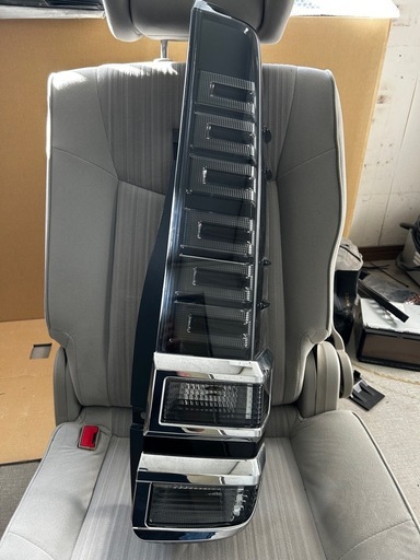 トヨタＶOＸYテールレンズ