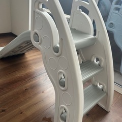 くすみカラーすべり台の画像