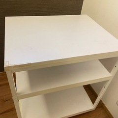 大きめな白いワゴンですの画像